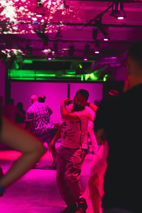 Comunidad de La Mandinguera bailando salsa en Madrid