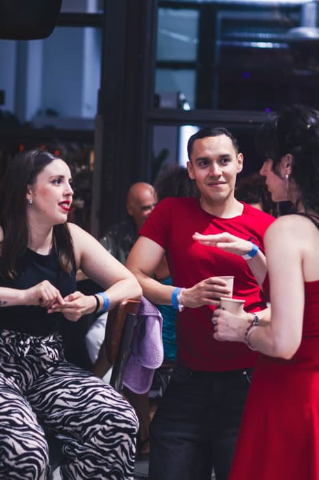Bailadores compartiendo pista en un social de La Mandinguera