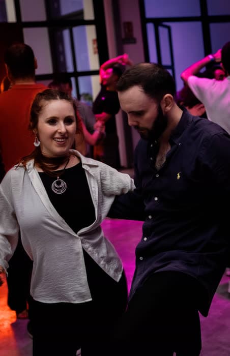 Asistentes bailando en un social salsero de Madrid